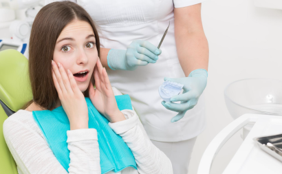 ผู้หญิงกำลังตกใจเมื่อเห็นราคาที่เอื้อมถึงได้